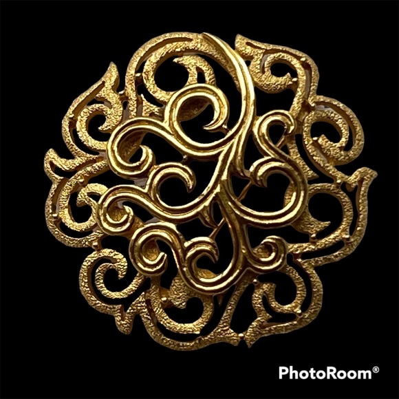 Vintage Crown Trifari Gold Etruscan Scroll Medallion Mid Century Brooch - Picture 1 of 12